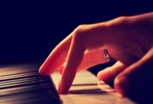 杭州339块户外大屏轮播国足集锦及海报,全城掀起“中国红”.